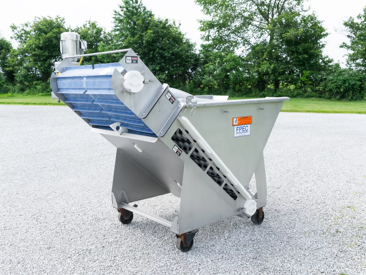 Incline conveyor for vacuum metering system
