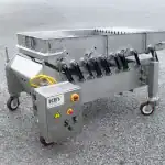 Vibratory conveyor with alignment tray