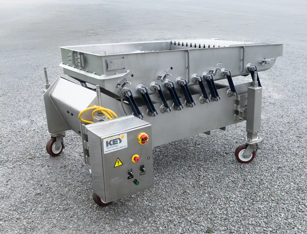 Vibratory conveyor with alignment tray